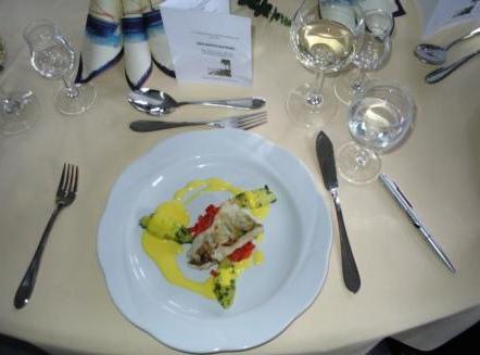 Auf der Haut gebratener Zander mit Ingwerschuppen, Safransauce, Paprikagemüse und Petersilienkartoffeln. Zu diesem Hauptgang wurde Auggener Pinot-Blanc serviert. Foto: Eckart Kreitlow